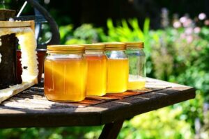 Sudah bukan rahasia bagaimana madu memberikan manfaat yang sangat baik untuk tubuh.